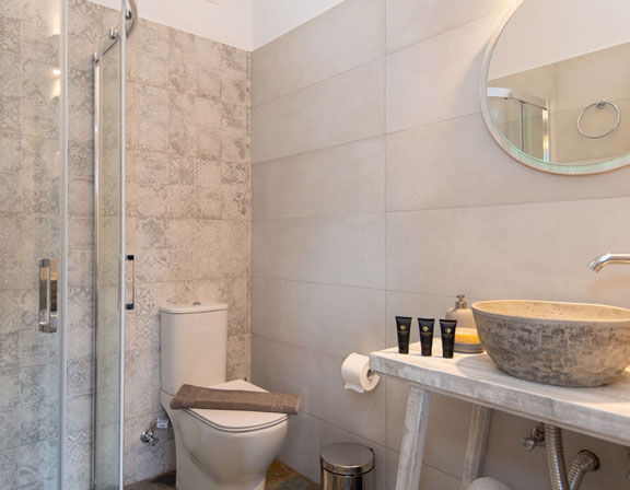 Μοντέρνο μπάνιο στα τρίχωρα διαμερίσματα