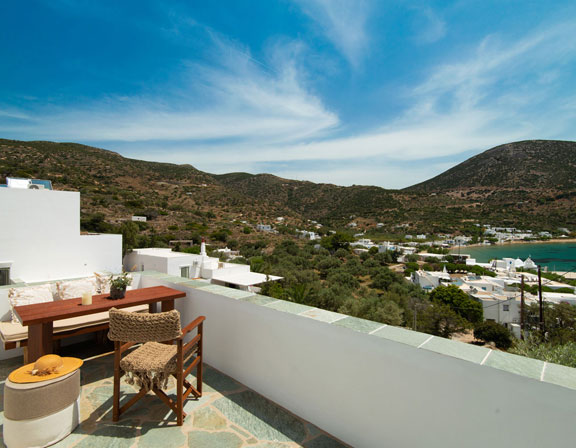 Εξωτερικοί χώροι στο Thymari villas στη Σίφνο