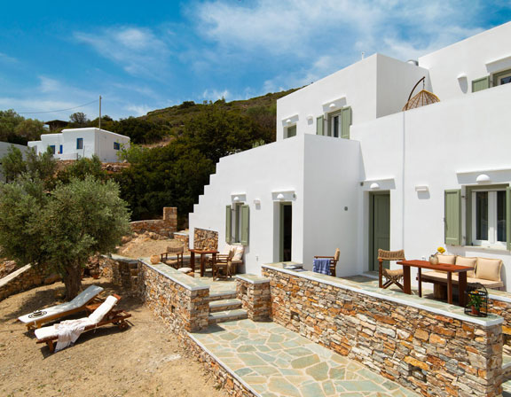 Εξωτερικοί χώροι στο Thymari villas στη Σίφνο