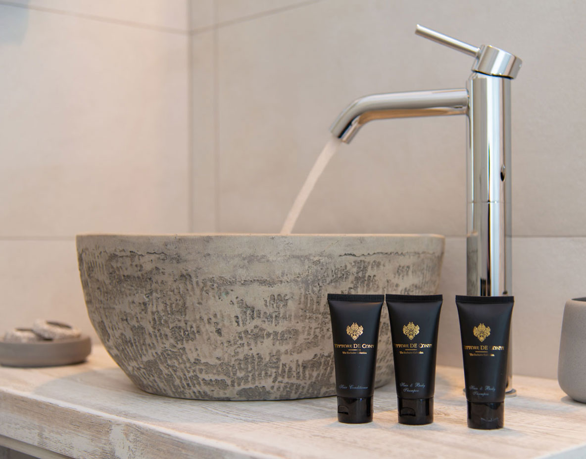 Μοντέρνο μπάνιο στα δίχωρα διαμερίσματα