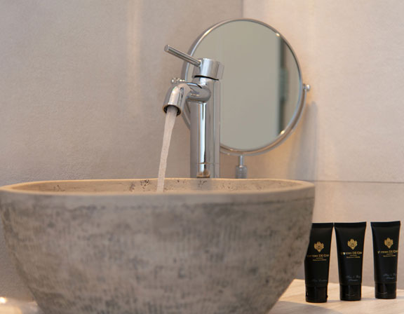 Μοντέρνο μπάνιο στα δίχωρα διαμερίσματα