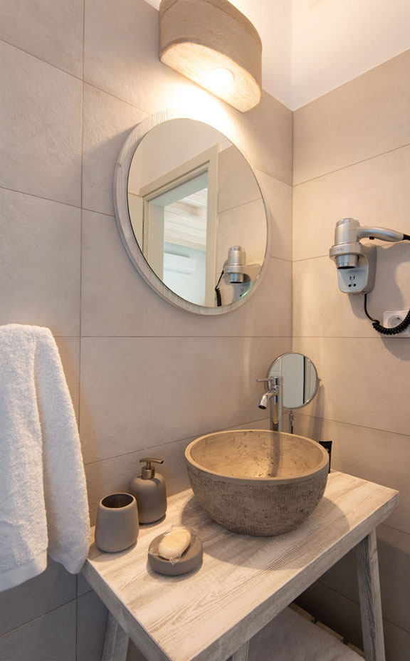 Μοντέρνο μπάνιο στα δίχωρα διαμερίσματα