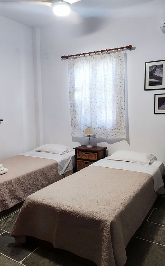 Υπνοδωμάτιο με μονά κρεβάτια