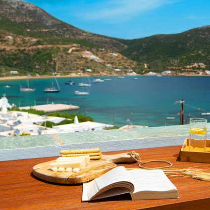 Βεράντα με θέα στην παραλία στο Thymari villas